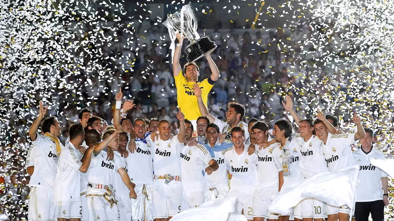 نحتفل بمرور 14 عامًا على الدوري الإسباني الـ32 لريال مدريد